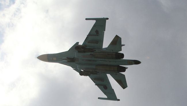 Российский бомбардировщик взлетает с авиабазы в Латакии, Сирия Российский бомбардировщик взлетает с авиабазы в Латакии, Сирия