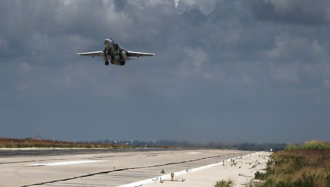 Российский бомбардировщик Су-24 взлетает из аэропорта Латакии Российский бомбардировщик Су-24 взлетает из аэропорта Латакии