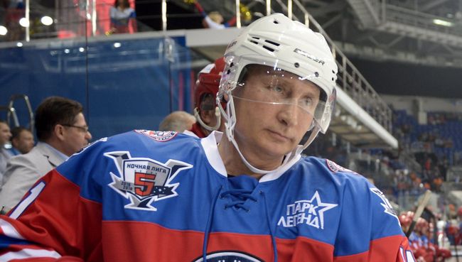 Президент РФ В. Путин принимает участие в хоккейном матче. Архивное фото Президент РФ В. Путин принимает участие в хоккейном матче. Архивное фото