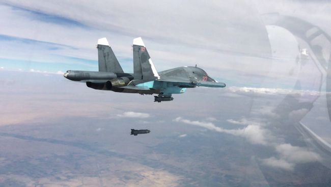 Истребитель-бомбардировщик Су-34 во время нанесения авиаударов. Архивное фото Истребитель-бомбардировщик Су-34 во время нанесения авиаударов. Архивное фото