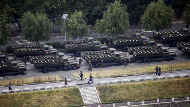 Военная техника готовится к параду в Пхеньяне, 10 октября 2015 Военная техника готовится к параду в Пхеньяне, 10 октября 2015