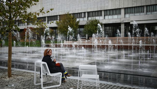 Посетитель пешеходной набережной у ЦДХ на Крымском валу. Архивное фото