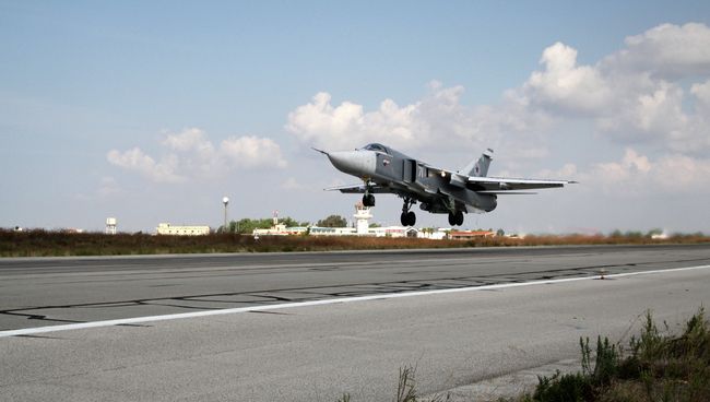 Российские самолеты взлетают с авиабазы Хмеймим (Сирия). Архивное фото Российские самолеты взлетают с авиабазы Хмеймим (Сирия). Архивное фото