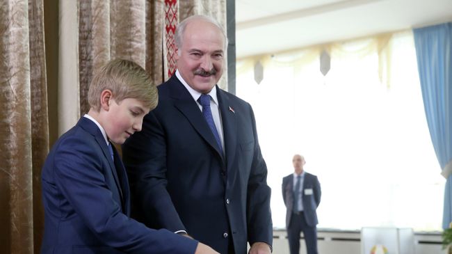 Президент Белоруссии Александр Лукашенко с сыном Николаем на избирательном участке №1 Центрального района Минска Президент Белоруссии Александр Лукашенко с сыном Николаем на избирательном участке №1 Центрального района Минска