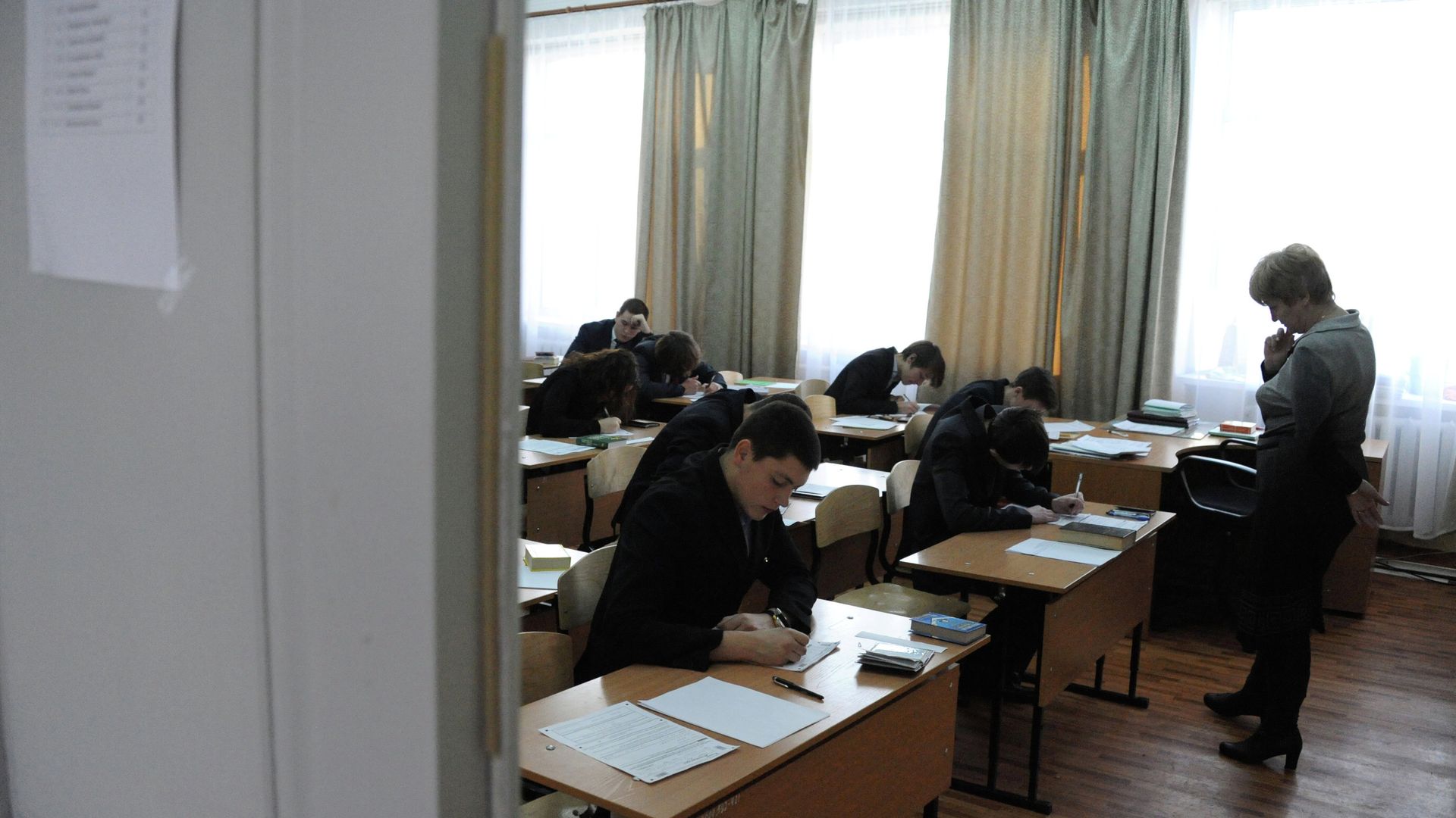 Выпускники школы пишут итоговое сочинение Выпускники школы пишут итоговое сочинение - РИА Новости, 1920, 03.12.2025