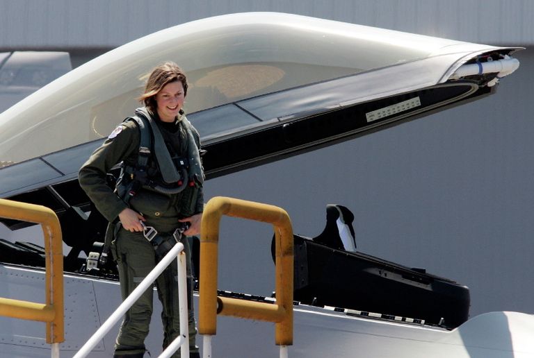 Капитан Джемми Джемисон покидает кабину самолета F-22A Raptor Капитан Джемми Джемисон покидает кабину самолета F-22A Raptor