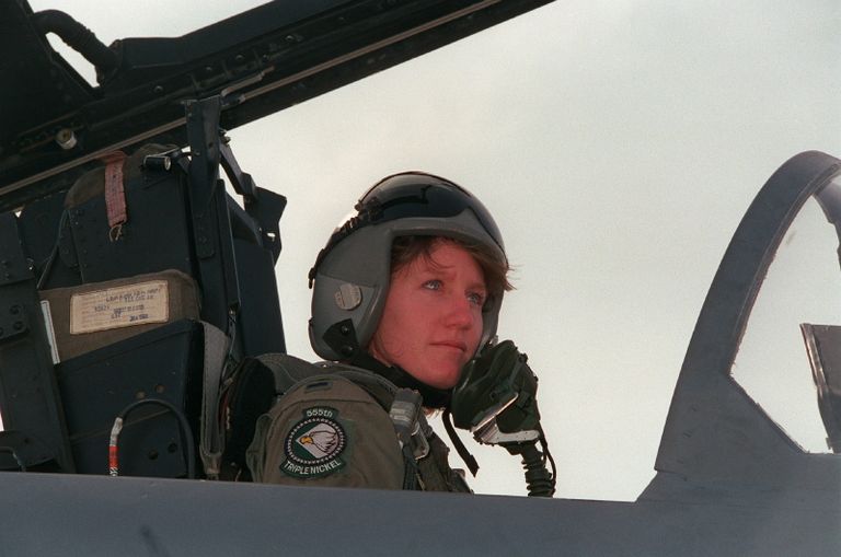 Первая женщина-пилот истребителя F-15 ВВС США Дженни Флинн Первая женщина-пилот истребителя F-15 ВВС США Дженни Флинн