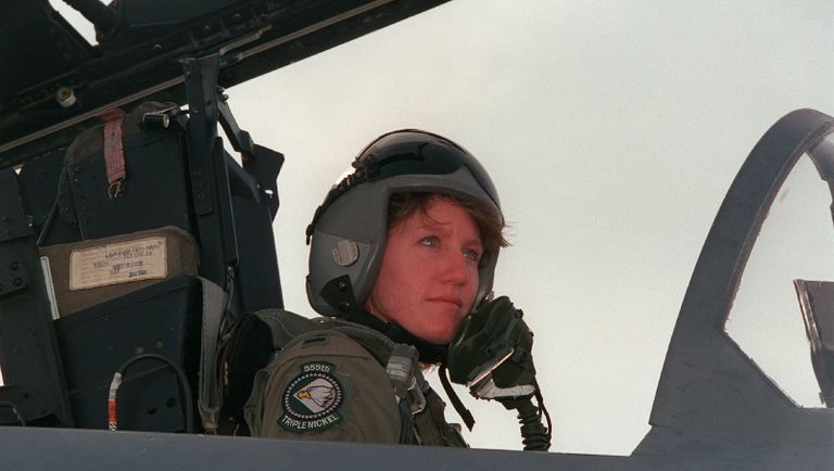 Первая женщина-пилот истребителя F-15 ВВС США Дженни Флинн Первая женщина-пилот истребителя F-15 ВВС США Дженни Флинн