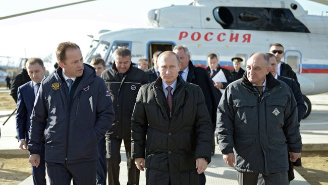 Президент России Владимир Путин во время осмотра строительных работ на космодроме Восточный Президент России Владимир Путин во время осмотра строительных работ на космодроме Восточный