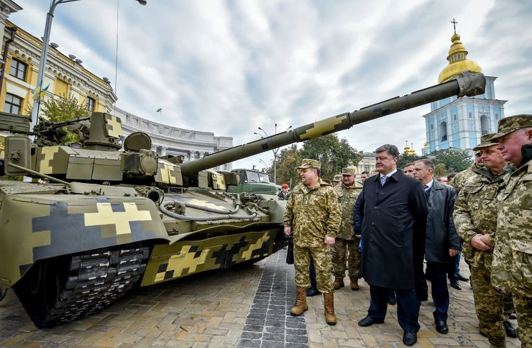 Министр обороны Украины Степан Полторак и президент Украины Петр Порошенко на выставке военной техники приуроченной ко Дню защитника Украины в Киеве Министр обороны Украины Степан Полторак и президент Украины Петр Порошенко на выставке военной техники приуроченной ко Дню защитника Украины в Киеве