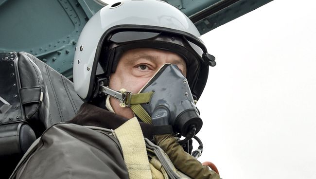 Президент Украины Петр Порошенко в кабине самолета Су-27 Президент Украины Петр Порошенко в кабине самолета Су-27