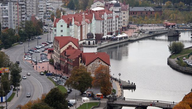 Вид на новый городской район Рыбная деревня на берегу реки Преголи в городе Калининграде
