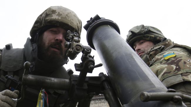 Украинские военнослужащие с минометом. Архивное фото Украинские военнослужащие с минометом. Архивное фото