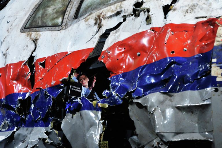 Представление доклада об обстоятельствах крушения лайнера Boeing 777 Malaysia Airlines (рейс MH17) на Востоке Украины 17 июля 2014 года на военной базе Гилзе-Рейен в Нидерландах Представление доклада об обстоятельствах крушения лайнера Boeing 777 Malaysia Airlines (рейс MH17) на Востоке Украины 17 июля 2014 года на военной базе Гилзе-Рейен в Нидерландах