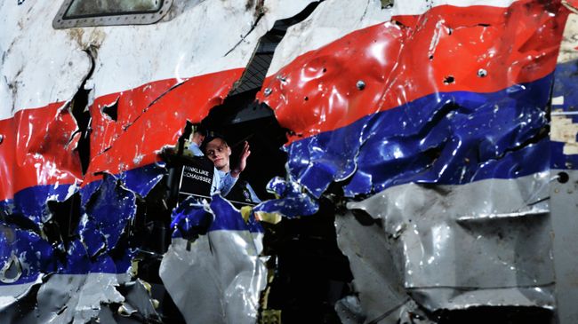 Представление доклада об обстоятельствах крушения лайнера Boeing 777 Malaysia Airlines (рейс MH17) на Востоке Украины 17 июля 2014 года на военной базе Гилзе-Рейен в Нидерландах Представление доклада об обстоятельствах крушения лайнера Boeing 777 Malaysia Airlines (рейс MH17) на Востоке Украины 17 июля 2014 года на военной базе Гилзе-Рейен в Нидерландах