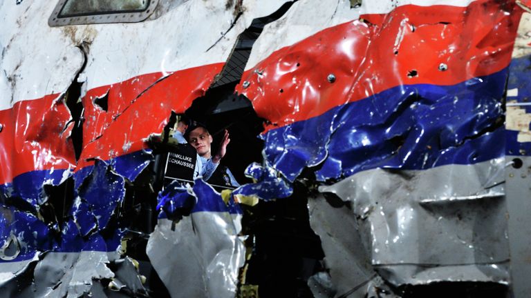 Представление доклада об обстоятельствах крушения лайнера Boeing 777 Malaysia Airlines (рейс MH17) на Востоке Украины 17 июля 2014 года на военной базе Гилзе-Рейен в Нидерландах Представление доклада об обстоятельствах крушения лайнера Boeing 777 Malaysia Airlines (рейс MH17) на Востоке Украины 17 июля 2014 года на военной базе Гилзе-Рейен в Нидерландах