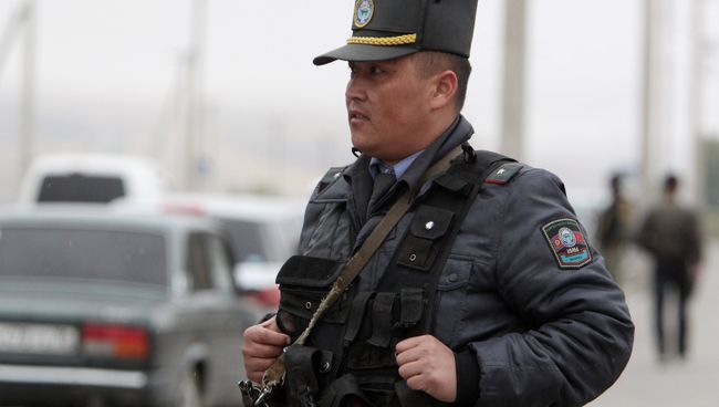 Сотрудник правоохранительных органов Киргизии. Архивное фото Сотрудник правоохранительных органов Киргизии. Архивное фото