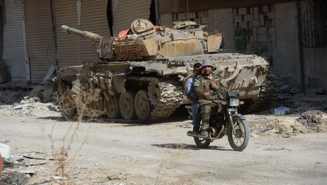 Боевая техника 4-й дивизии Сирийской Арабской Армии на передовой позиции в пригороде Дамаска Дарайе