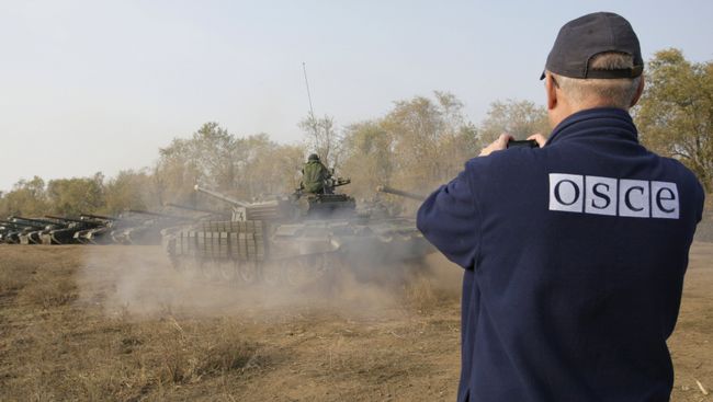 Наблюдатель ОБСЕ фиксирует отвод техники и вооружений ЛНР от линии соприкосновения . Архивное фото Наблюдатель ОБСЕ фиксирует отвод техники и вооружений ЛНР от линии соприкосновения . Архивное фото