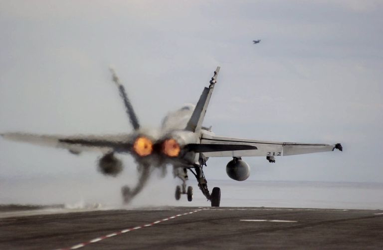 Американский истребитель F/A-18 Американский истребитель F/A-18