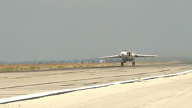 Российский Су-24М отправился на боевое задание с базы в Сирии. Кадры взлета Российский Су-24М отправился на боевое задание с базы в Сирии. Кадры взлета