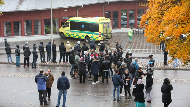 На месте нападения в школе на западе Швеции. 22 октября 2015 год