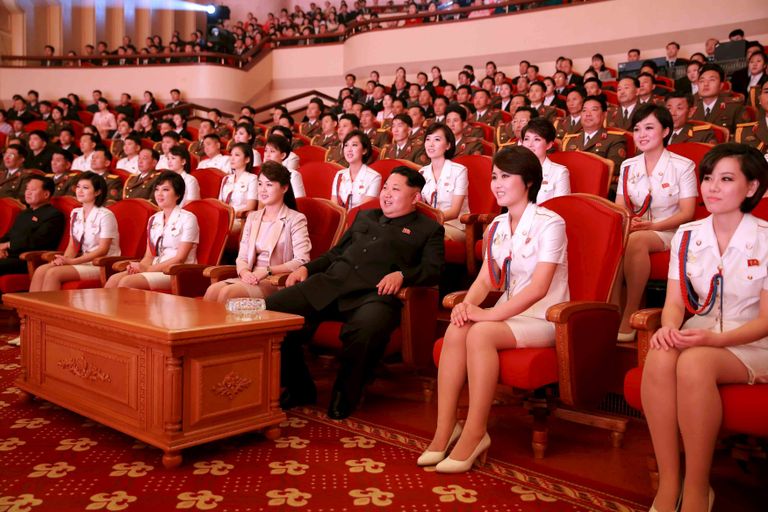 Северокорейский лидер Ким Чен Ын и его жена Ли Соль Чжу на концерте Северокорейский лидер Ким Чен Ын и его жена Ли Соль Чжу на концерте