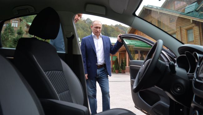 Президент России Владимир Путин осматривает новую модель АвтоВАЗа Лада Веста Президент России Владимир Путин осматривает новую модель АвтоВАЗа Лада Веста