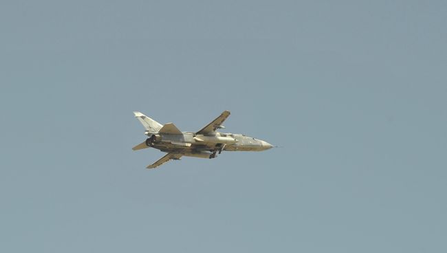 Российский самолет Су-24 взлетает с авиабазы в Сирии
