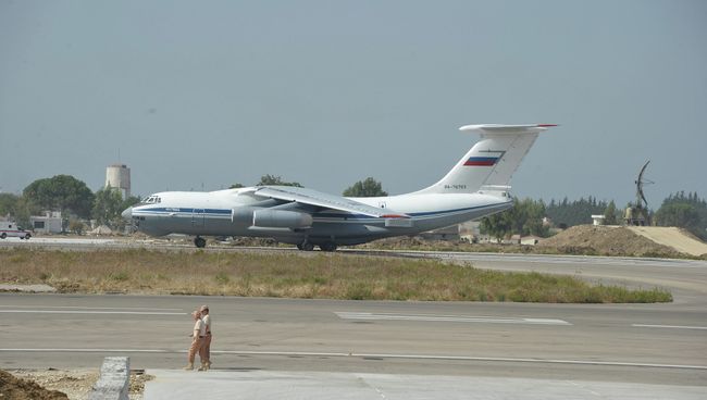 Грузовой самолет ИЛ-76 готовится к взлету с авиабазы Хмеймим (Латакия), Сирия. Архивное фото Грузовой самолет ИЛ-76 готовится к взлету с авиабазы Хмеймим (Латакия), Сирия. Архивное фото