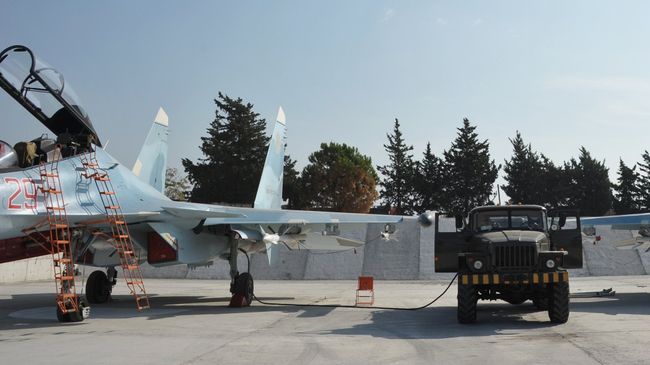 Истребители Воздушно-космических сил РФ СУ-30СМ готовятся к вылету с авиабазы Хмеймим в сирийской провинции Латакия. Архивное фото Истребители Воздушно-космических сил РФ СУ-30СМ готовятся к вылету с авиабазы Хмеймим в сирийской провинции Латакия. Архивное фото