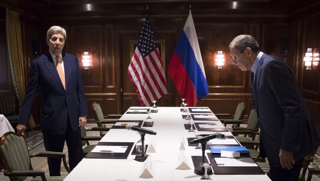 Министр иностранных дел РФ Сергей Лавров и Госсекретарь США Джон Керри во время встречи в Вене Министр иностранных дел РФ Сергей Лавров и Госсекретарь США Джон Керри во время встречи в Вене