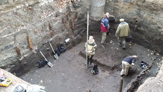 Леонид Беляев и его коллеги проводят раскопки в Зарядье. Архивное фото Леонид Беляев и его коллеги проводят раскопки в Зарядье. Архивное фото