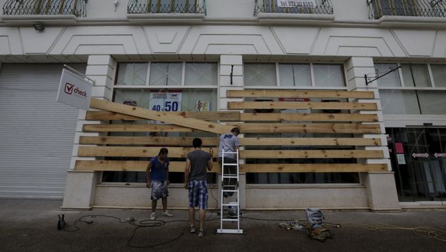 Рабочие в Мексике заколачивают окна перед ураганом Патрисия Рабочие в Мексике заколачивают окна перед ураганом Патрисия