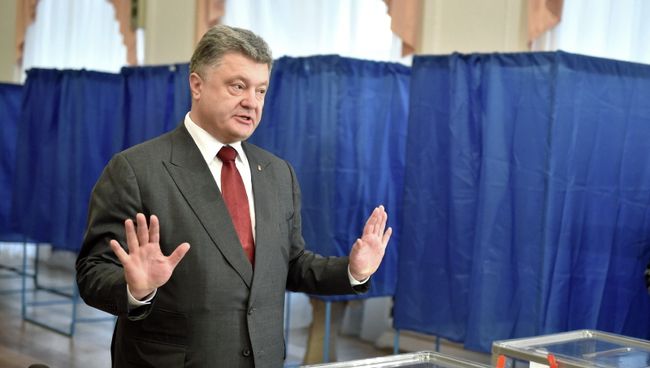Президент Украины Петр Порошенко на избирательном участке во время выборов в Киеве, Украина. Архивное фото Президент Украины Петр Порошенко на избирательном участке во время выборов в Киеве, Украина. Архивное фото