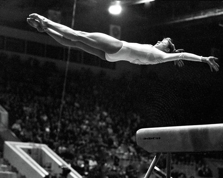 Двукратная чемпионка Олимпийских игр по спортивной гимнастике Ольга Корбут выполняет опорный прыжок Двукратная чемпионка Олимпийских игр по спортивной гимнастике Ольга Корбут выполняет опорный прыжок
