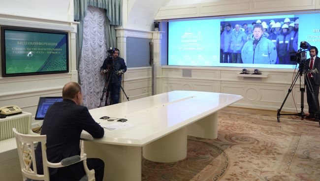Президент РФ Владимир Путин в Кремле во время церемонии, на которой в режиме телемоста дал старт строительству трубопровода Ухта - Торжок - 2 Президент РФ Владимир Путин в Кремле во время церемонии, на которой в режиме телемоста дал старт строительству трубопровода Ухта - Торжок - 2