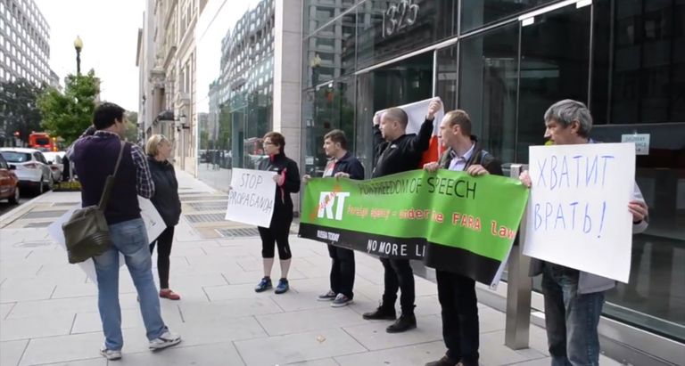 Митинг против RT в Вашингтоне Митинг против RT в Вашингтоне