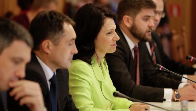 Сербская парламентская делегация во главе с председателем Демократической партии Сербии Сандой Рашкович-Ивич во время посещения парламента Крыма Сербская парламентская делегация во главе с председателем Демократической партии Сербии Сандой Рашкович-Ивич во время посещения парламента Крыма
