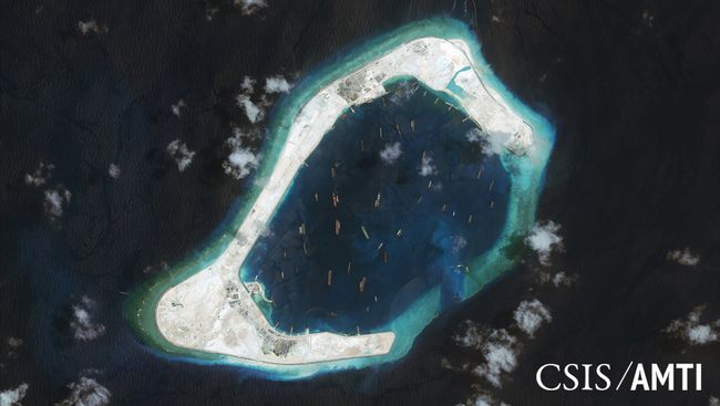 Спутниковое изображение спорных островов Спратли в Южно-Китайском море Спутниковое изображение спорных островов Спратли в Южно-Китайском море