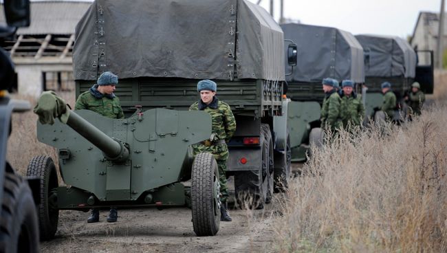 Отвод военной техники в ДНР. Архивное фото Отвод военной техники в ДНР. Архивное фото