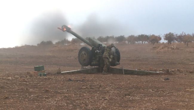 Солдаты сирийской армии ударили по боевикам из Градов и пушек. Кадры боя Солдаты сирийской армии ударили по боевикам из Градов и пушек. Кадры боя