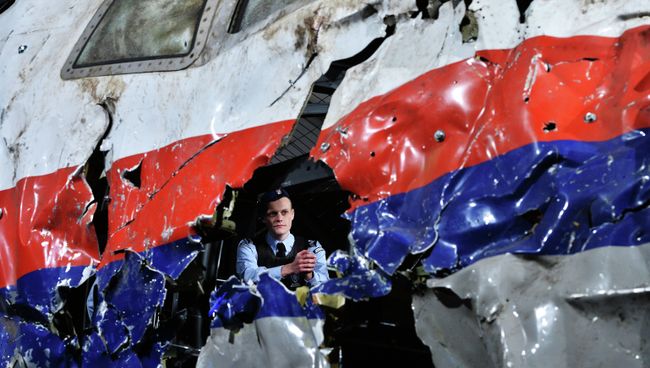 Представление доклада об обстоятельствах крушения лайнера Boeing 777 Malaysia Airlines (рейс MH17) на Востоке Украины 17 июля 2014 года на военной базе Гилзе-Рейен в Нидерландах Представление доклада об обстоятельствах крушения лайнера Boeing 777 Malaysia Airlines (рейс MH17) на Востоке Украины 17 июля 2014 года на военной базе Гилзе-Рейен в Нидерландах