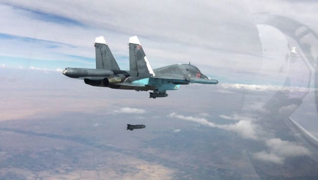 Истребитель-бомбардировщик Су-34 во время нанесения авиаударов в провинциях Ракка и Алеппо