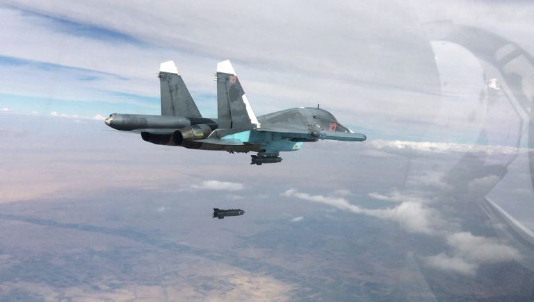 Истребитель-бомбардировщик Су-34 во время нанесения авиаударов в провинциях Ракка и Алеппо