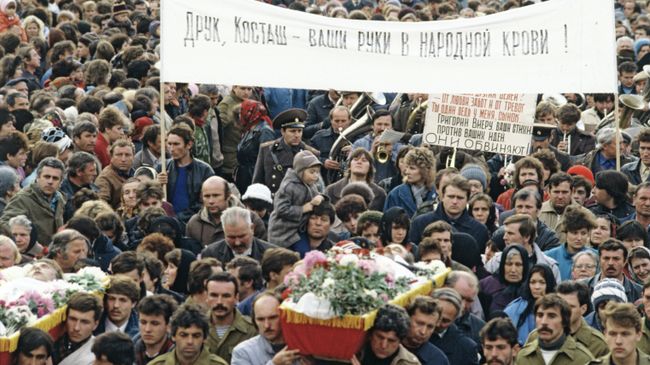 Похороны трех жителей города Дубоссары, погибших в результате столкновения с вооруженными подразделениями милиции. Приднестровье, 1990