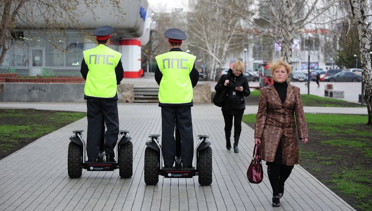 Сотрудники патрульно-постовой службы УВД Набережных Челнов патрулируют одну из улиц города на электрических скутерах Сотрудники патрульно-постовой службы УВД Набережных Челнов патрулируют одну из улиц города на электрических скутерах