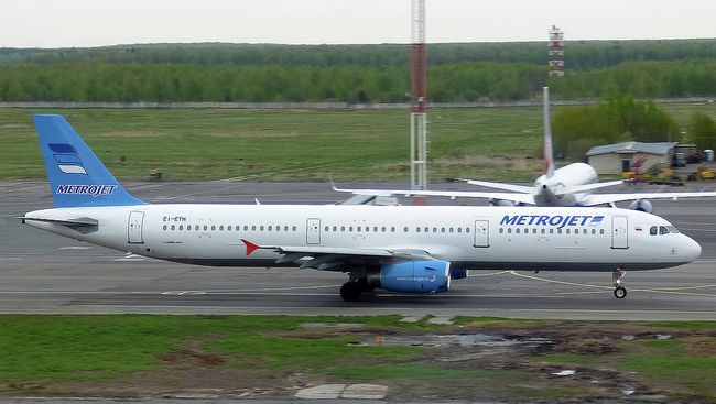 Самолет Airbus A321 авиакомпании Metrojet Самолет Airbus A321 авиакомпании Metrojet