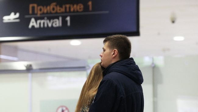 Родственники пассажиров рейса 9268 в аэропорту Пулково, где должен был приземлиться потерпевший катастрофу лайнер Airbus-321 авиакомпании Когалымавиа Родственники пассажиров рейса 9268 в аэропорту Пулково, где должен был приземлиться потерпевший катастрофу лайнер Airbus-321 авиакомпании Когалымавиа