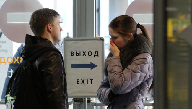 Родственники пассажиров рейса 9268 в аэропорту Пулково. Архивное фото